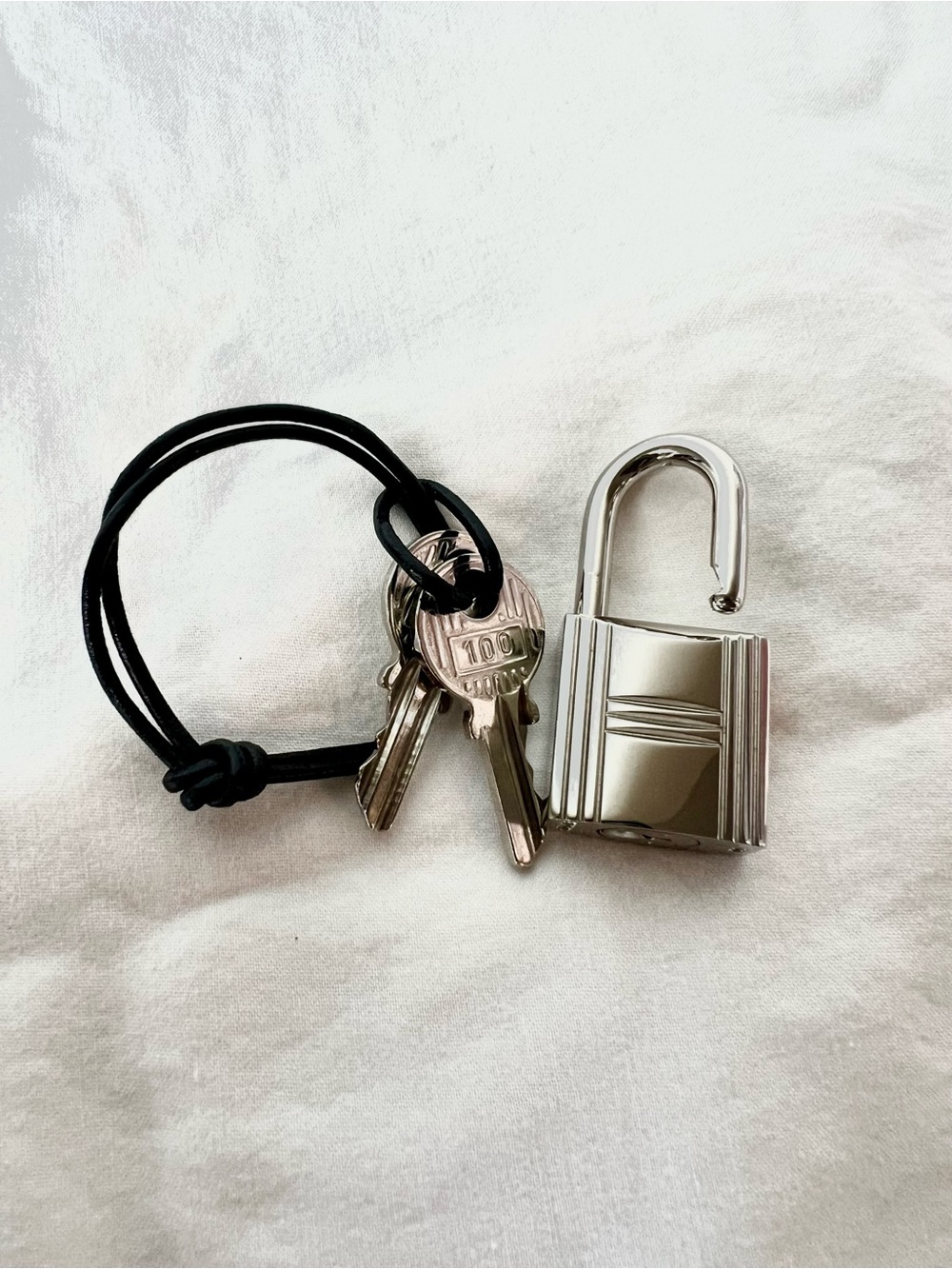 Hermès Padlock and Key Set #100 Never used. Lowest Price I can offer!!! - Picture 4 of 7
